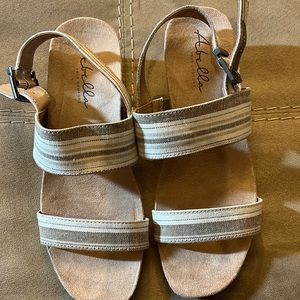 Abella, true comfort, ladies wedge sandal, tan white, 6M EUC